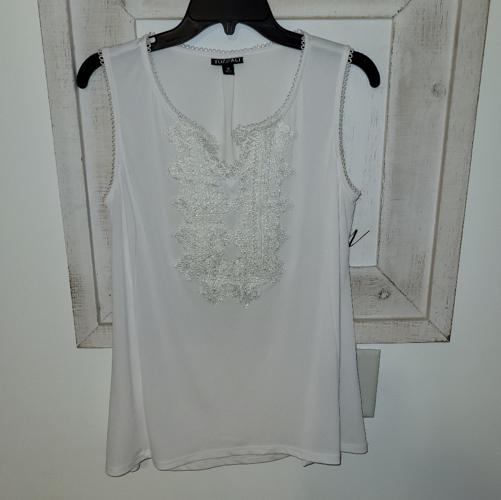 Roz & Ali Sleeveless Top size Medium